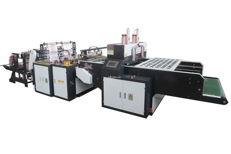 超高速制袋機(jī) 超市購(gòu)物袋制袋機(jī)一、特點(diǎn)：本機(jī)以HDPE、LDPE筒膜為原料，是制作超市袋、背心袋、馬甲袋、市場(chǎng)袋的理想設(shè)備，本機(jī)具有節(jié)省人工、降低成本、一次成型、故障率低、產(chǎn)量高等特點(diǎn)，良好性能的色標(biāo)跟蹤儀，使封切長(zhǎng)度更準(zhǔn)確，誤差更小。采用先進(jìn)的電腦，長(zhǎng)度調(diào)整方便，精確。